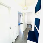 Blue Orchid Apartment, Iun S8460
