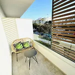 Blue Orchid Apartment, Iun S8460