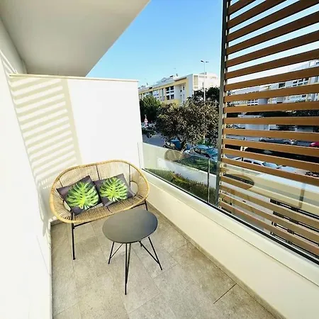 Blue Orchid Apartment, Iun S8460