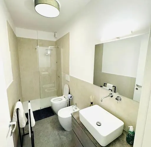 Blue Orchid Apartment, Iun S8460 *