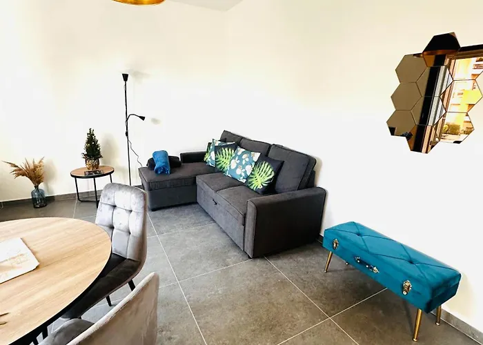 Blue Orchid Apartment, Iun S8460 *