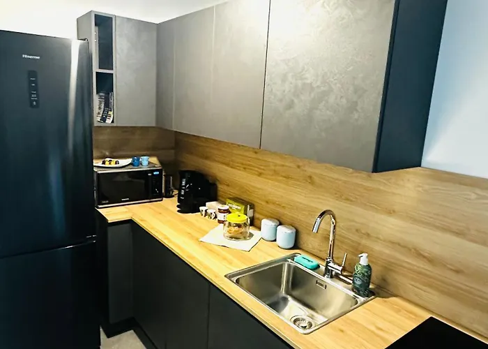 Blue Orchid Apartment, Iun S8460 *