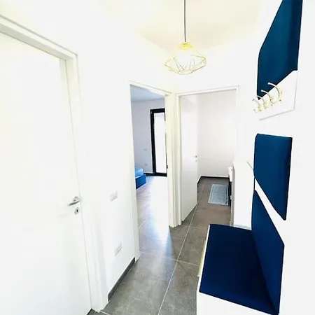Blue Orchid Apartment, Iun S8460