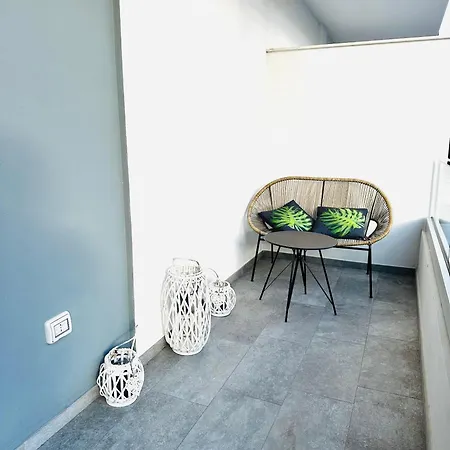 Blue Orchid Apartment, Iun S8460 *