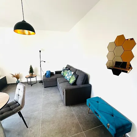 Blue Orchid Apartment, Iun S8460